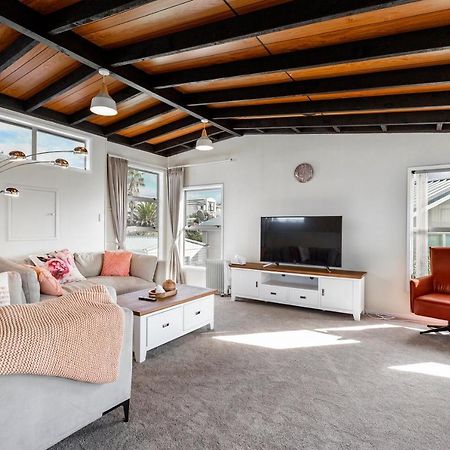 Couches, Bar Table & Kawau View Villa Snells Beach Exteriör bild